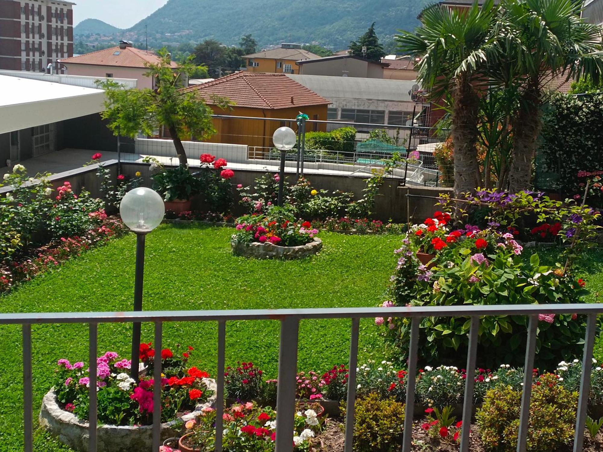 Le Rose Sul Lago Pescate Bagian luar foto