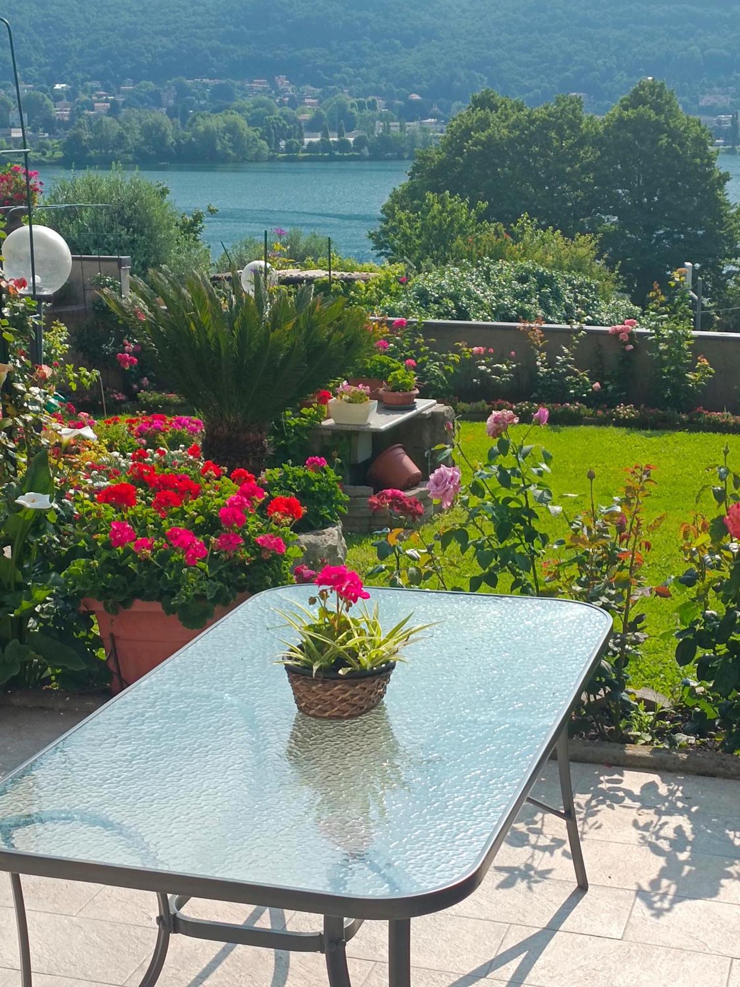 Le Rose Sul Lago Pescate Bagian luar foto